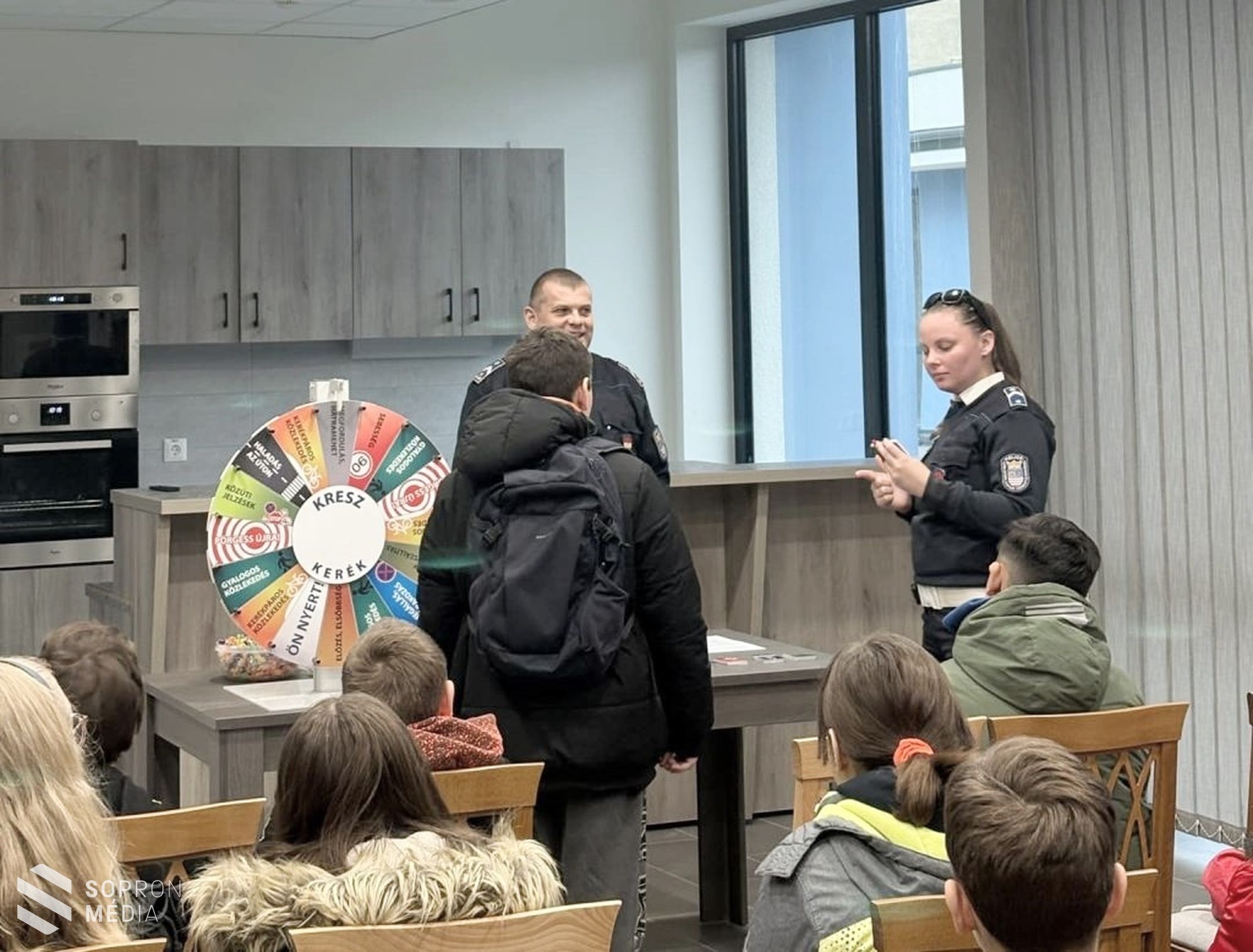 A rendőrök munkájával ismerkedtek soproni diákok