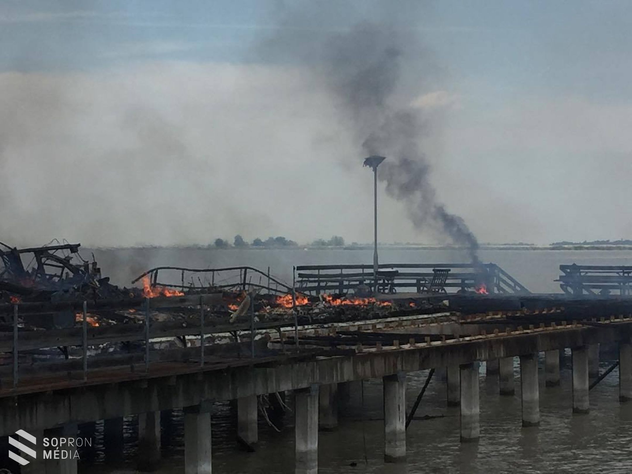 Több nádfedeles csónakház lett a tűz martaléka a Fertő tavon 