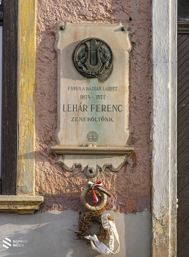 Emléktábla a Malom utca 5. számú házon (most Lehár Ferenc utca)