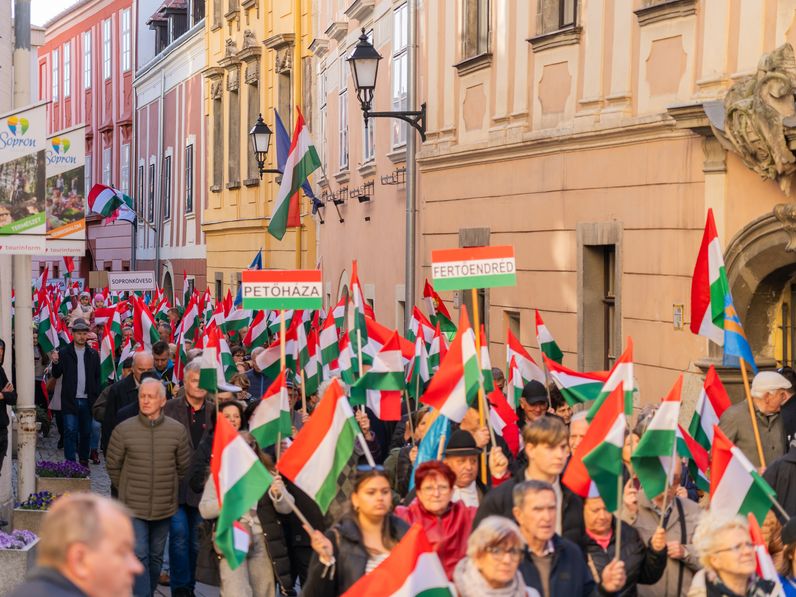 Békemenet vezette fel Orbán Viktor nagygyűlését Sopronban - rengetegen érkeztek a Fő térre