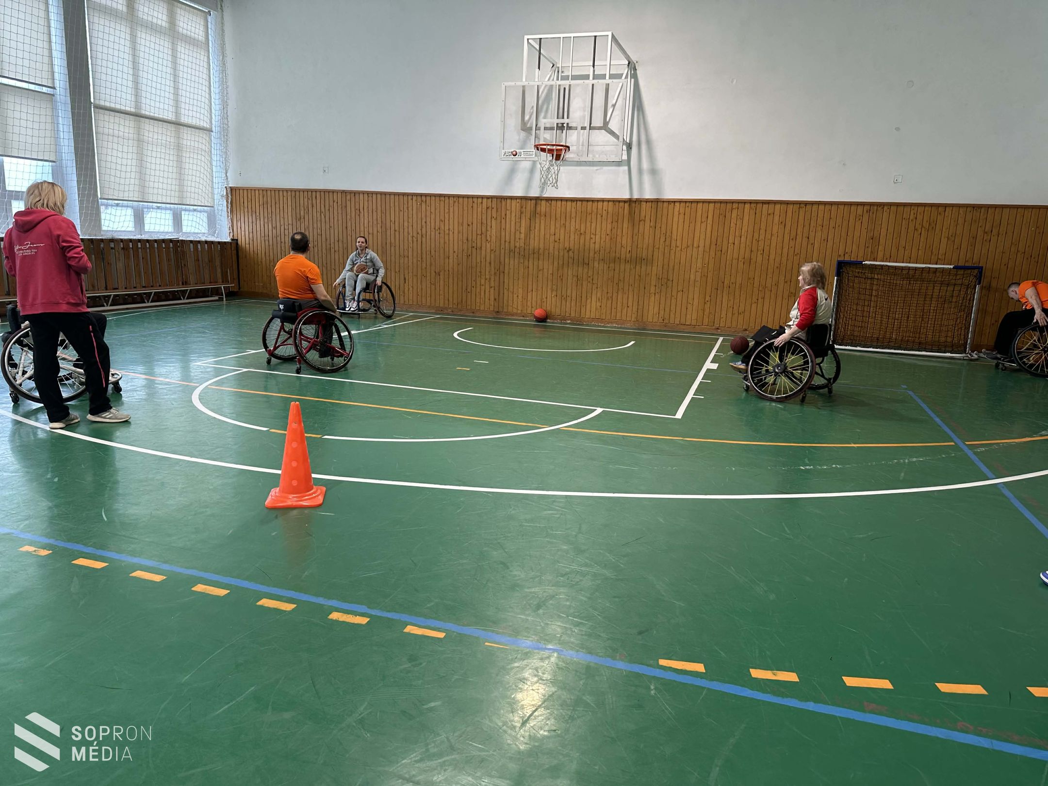 Kerekesszékes kosárlabda érzékenyítő bemutatót tartottak a Deák Téri Általános Iskola tornatermében