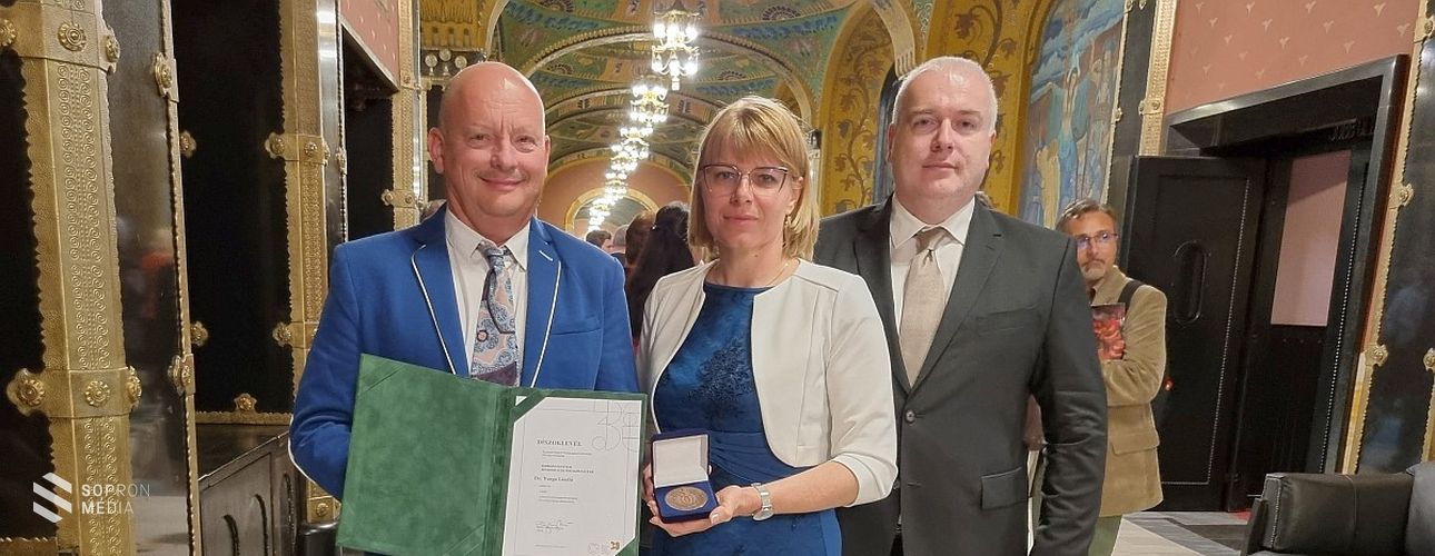 Elismerést kapott dr. habil. Varga László