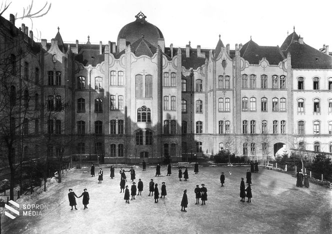 A Teleki Blanka Gimnázium épülete 1905-ben 
