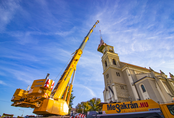 A móri Szent Kereszt templom toronysisakját emeltük a helyére 450 tonnás autódarunkkal