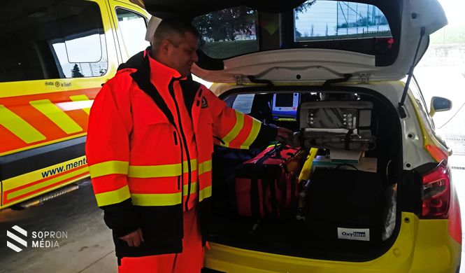 Bujtás József, a Soproni Mentőállomás vezetője mutatja a mentőorvosi kocsi korszerű felszereltségét
