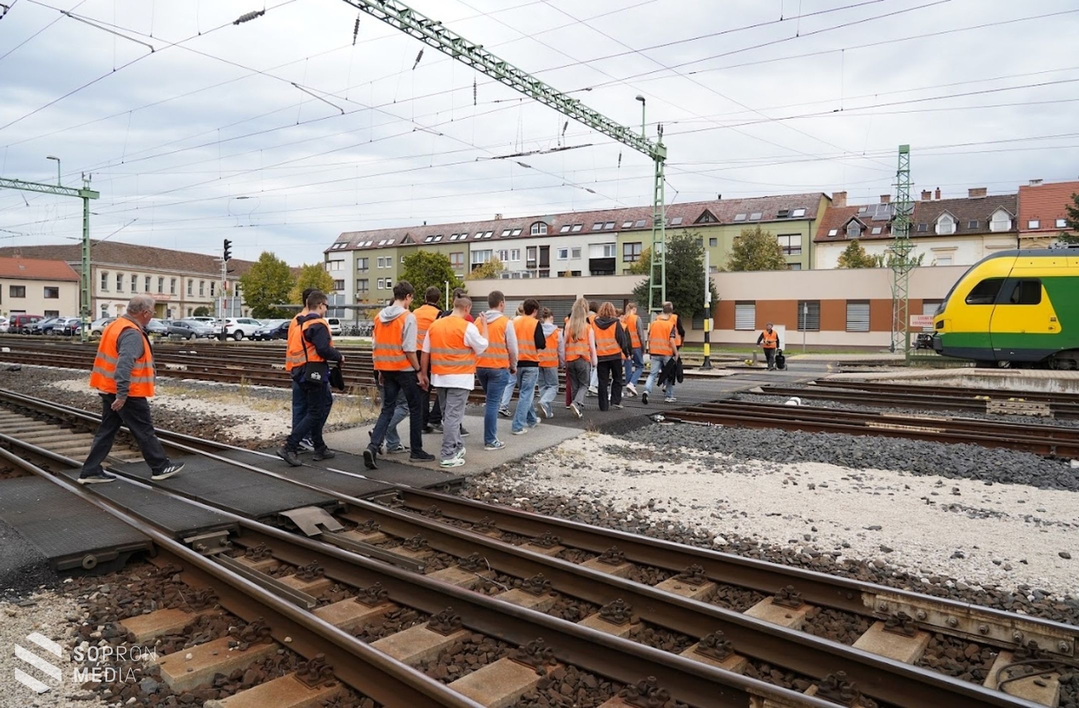 A soproni vasútállomás kulisszatitkaiba nyertek betekintést az Eötvös-iskola diákjai