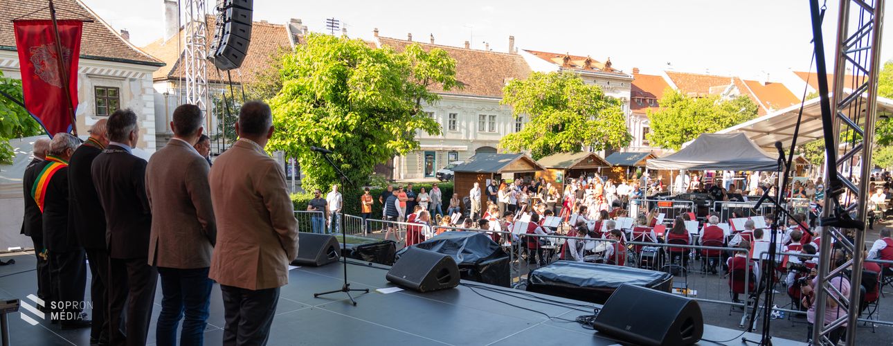 Megkezdődött a Soproni Borünnep: Három napon át a boroké a főszerep a Belvárosban