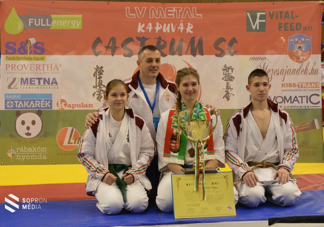 Castrumosok – Bán Lili, Végerbauer Roberta és Pantelics Bence mögöttük edzőjük Sensei Pantelics Péter