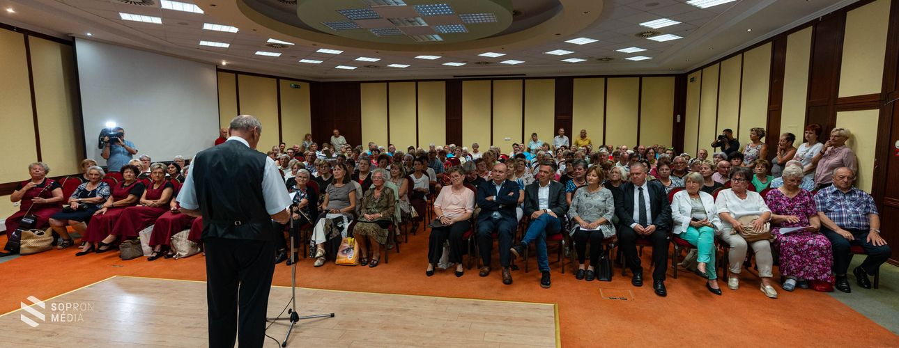 Megnyitották az „Életet az éveknek” Országos Klubszövetség XII. Kulturális Fesztiválját