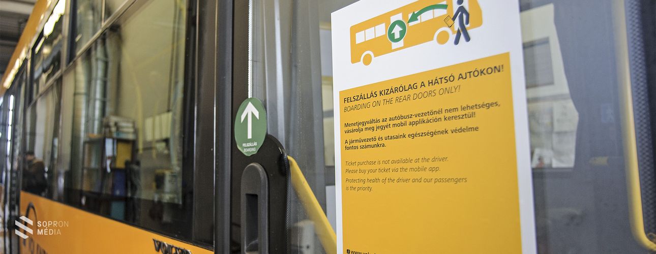 Mától felfüggeszti az első ajtós felszállást a Volánbusz