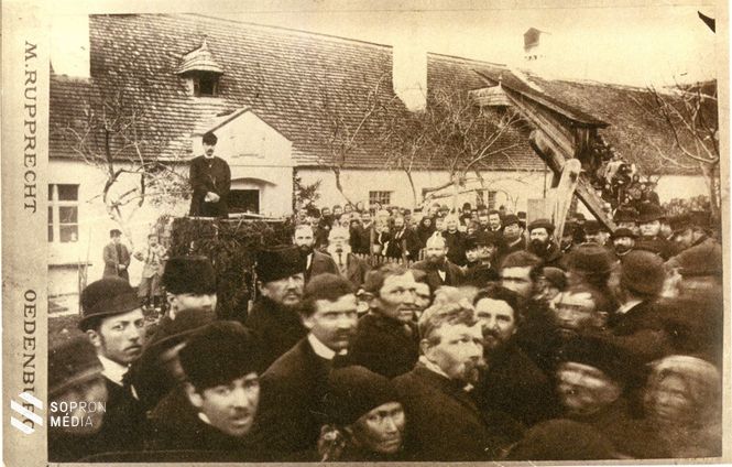 Liszt Ferenc doborjáni emléktáblájának avatásán. Az eseményen maga Liszt is részt vett, a fotó közepén látható. Rupprecht Mihály eredeti felvétele után. Illusztráció Ernst Burger könyvéből. 