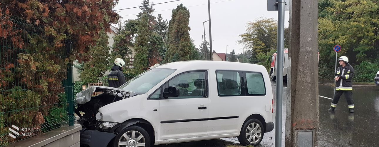 Két személyautó ütközött Sopronban