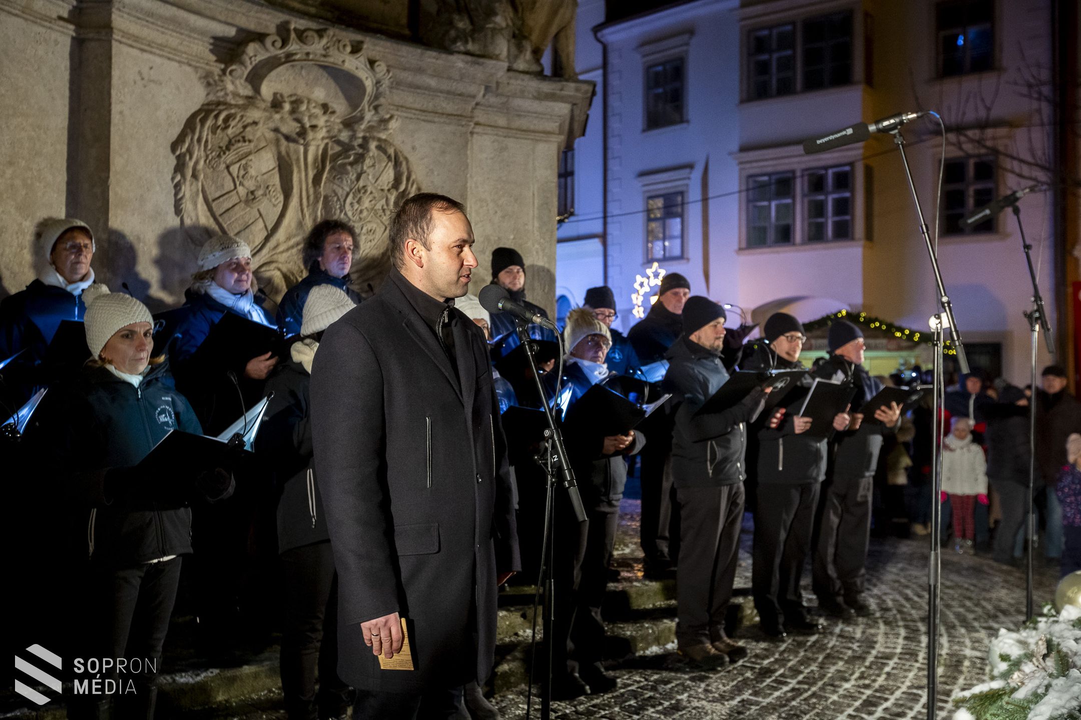 Fellobbant a hit lángja a város adventi koszorúján a Fő téren