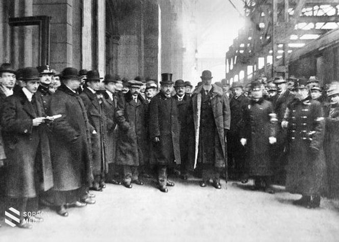 Gróf Apponyi Albert és a magyar békedelegáció 1920. január 5-én a Keleti pályaudvarról Párizsba indul 