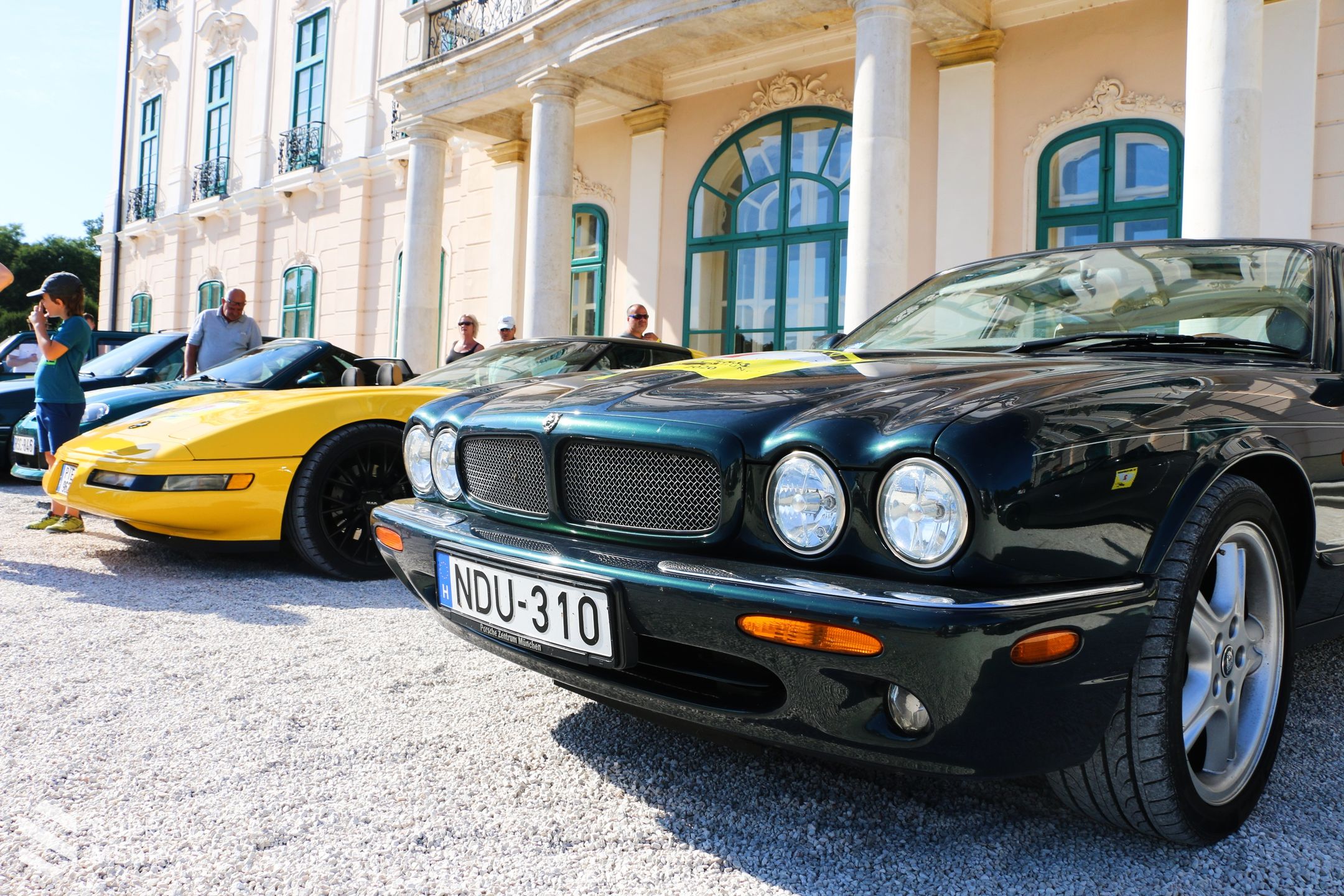 A Cross Hungary autós élménytúra a fertődi Esterházy-kastélyban