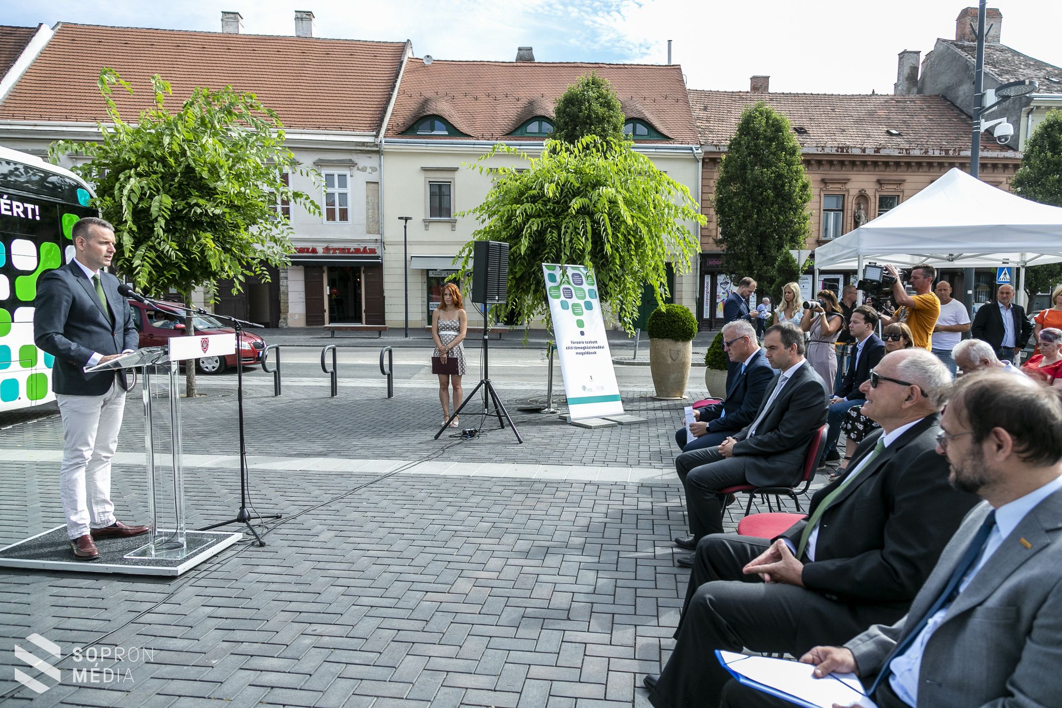 Az elektromos autóbusz a jövőbe mutat