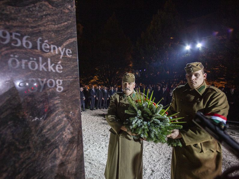 1956-ra emlékezett a város