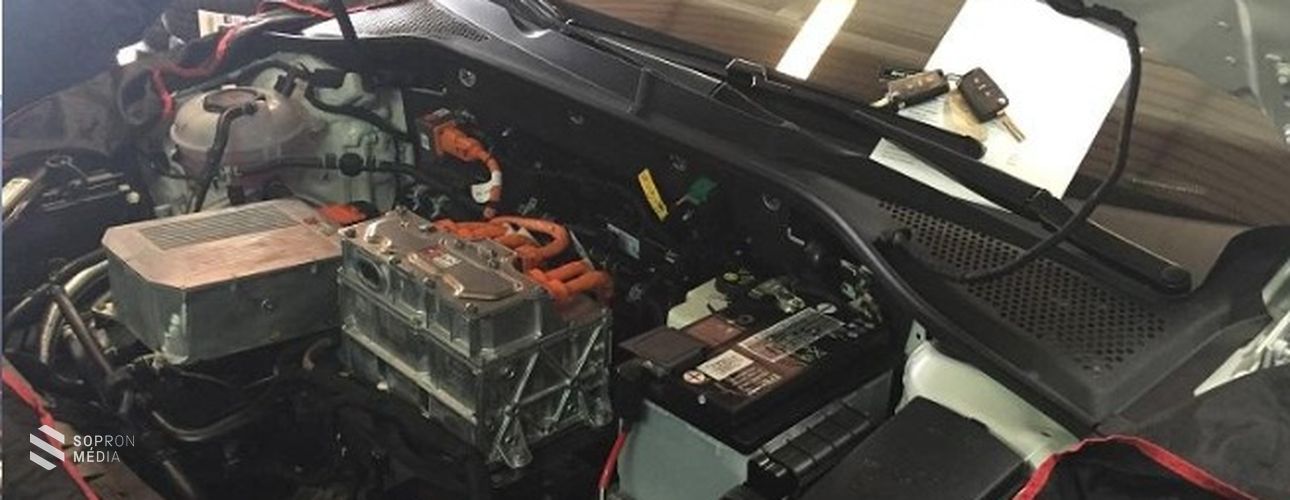 Elektromos autókat tanulmányoztak a soproni tűzoltók