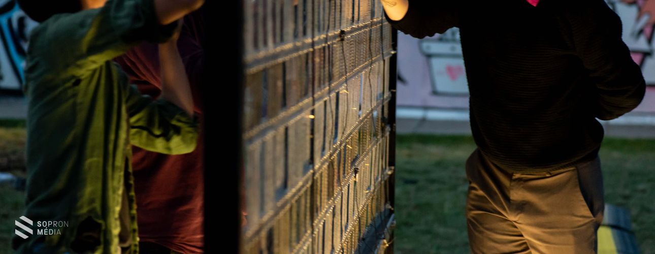 Soproniak közreműködésével építettek szájharmónika-lamellákból hangszobrot Berlinben