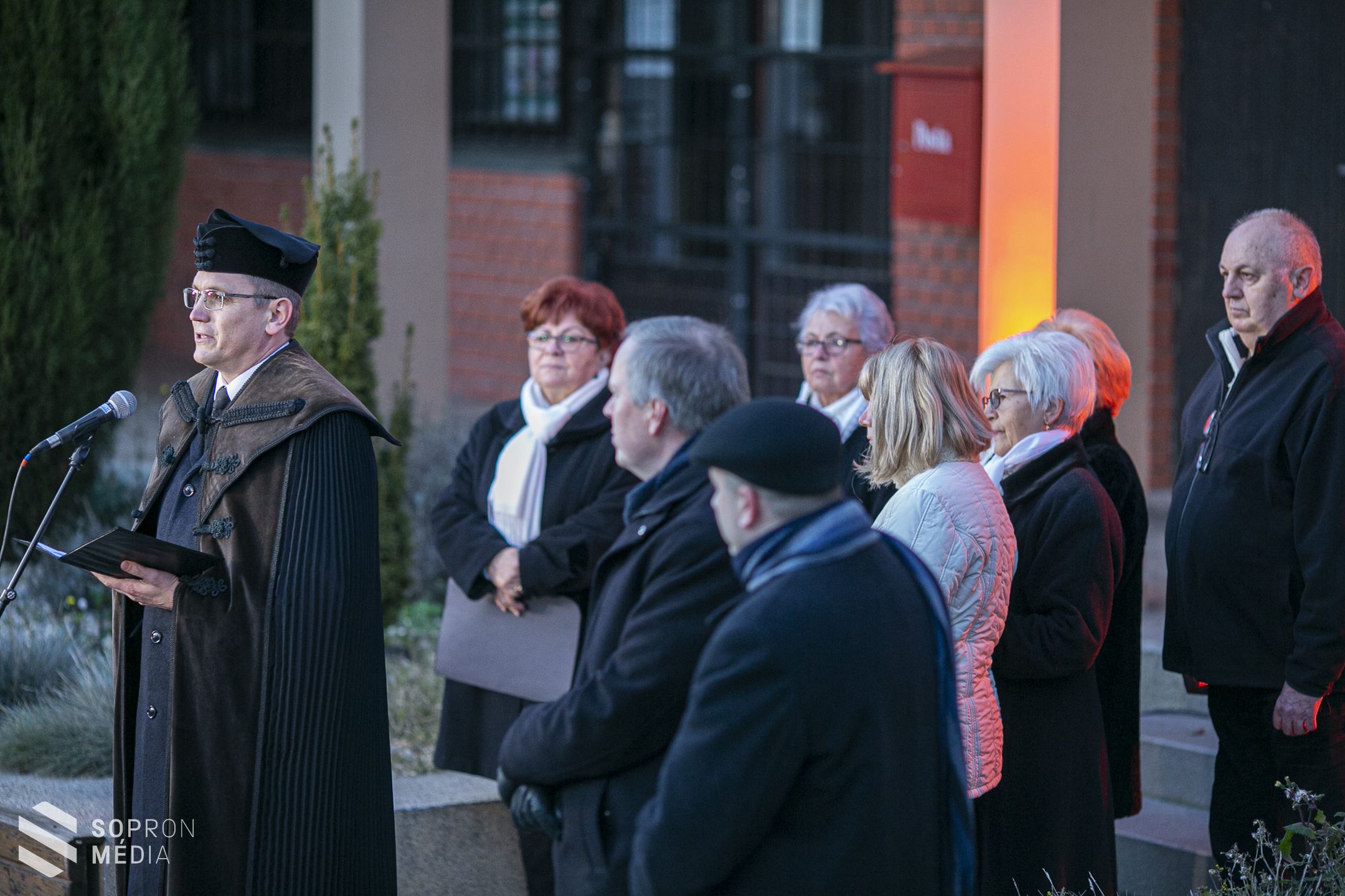 Fellobbant az első láng a Jereván lakótelep adventi koszorúján