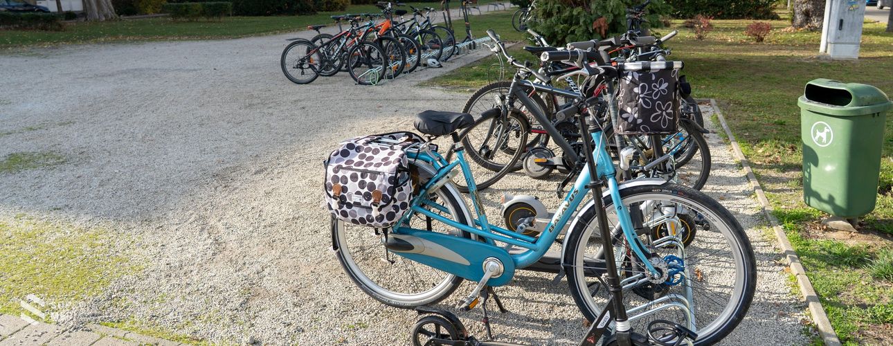 Új kerékpártárolókkal bővült a Deák tér