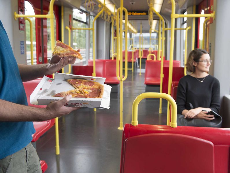Közkívánatra: Tilos enni az összes bécsi metrón