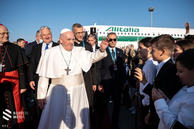 Ferenc pápa megérkezett Budapestre