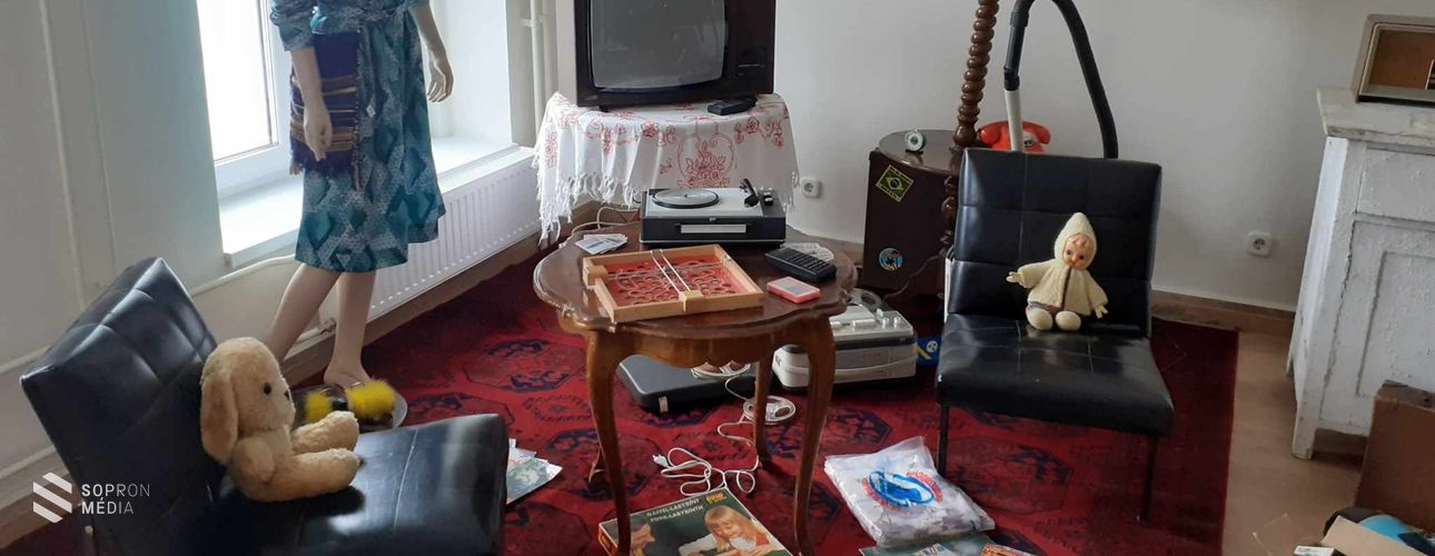 Retro kiállítás nyílt a GYIK Rendezvényházban