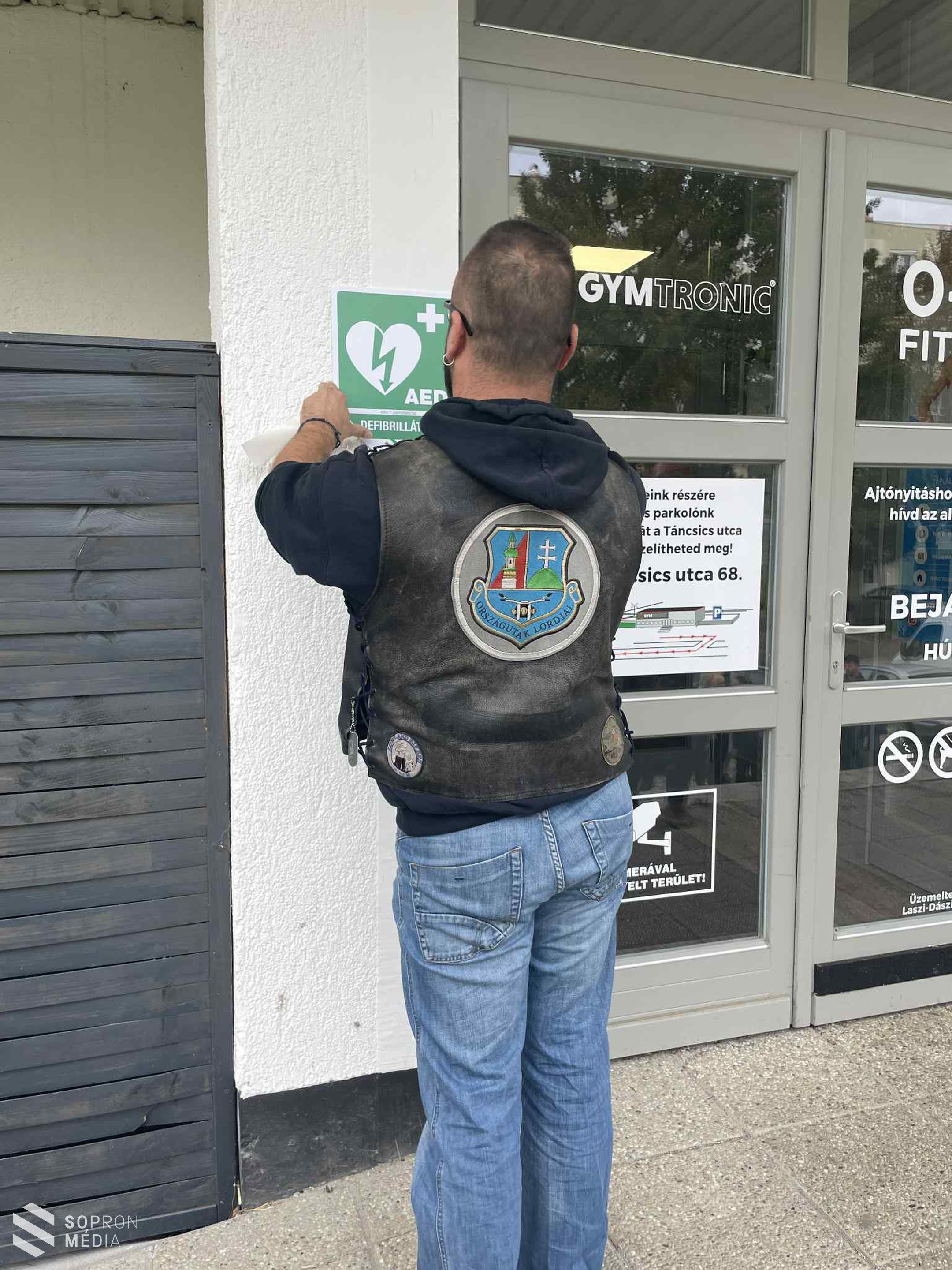 Félautomata defibrillátort adtak át a Gymtronicban