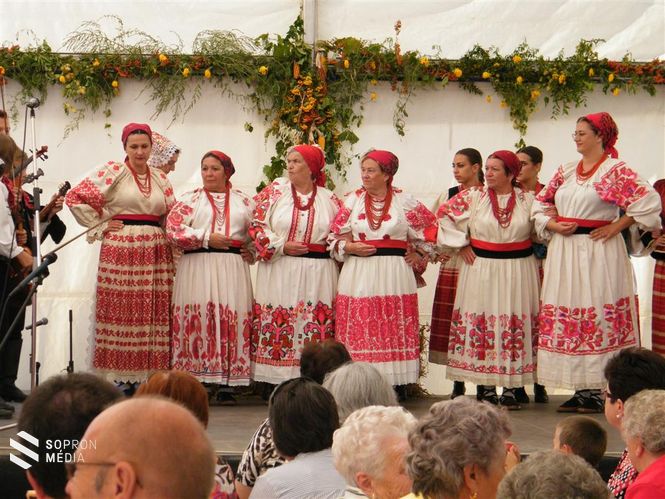 Kópháza is kapott forrást a nemzeti és helyi identitástudat erősítésére. A felvétel egy szüreti mulatságon készült