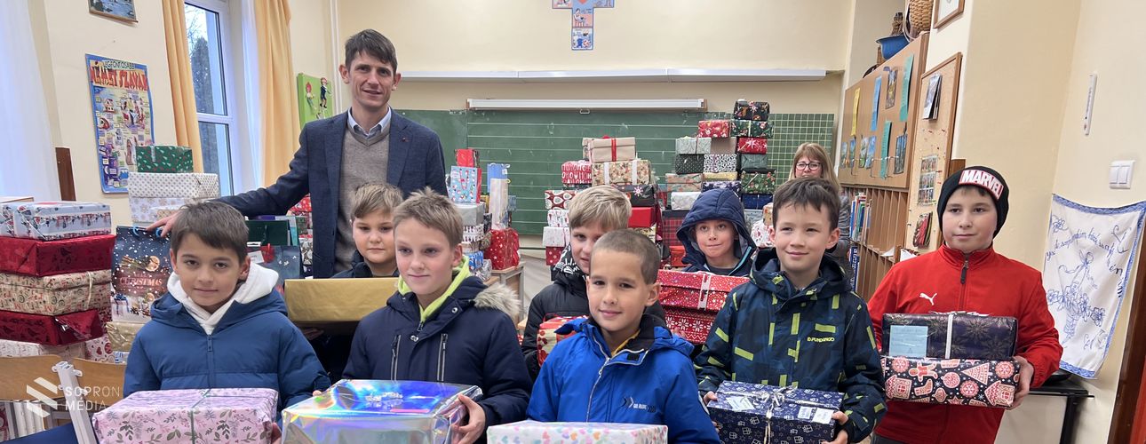 500 doboznyi szeretet – gyűjtéssel segítették a rászorulókat a Hunyadi diákjai