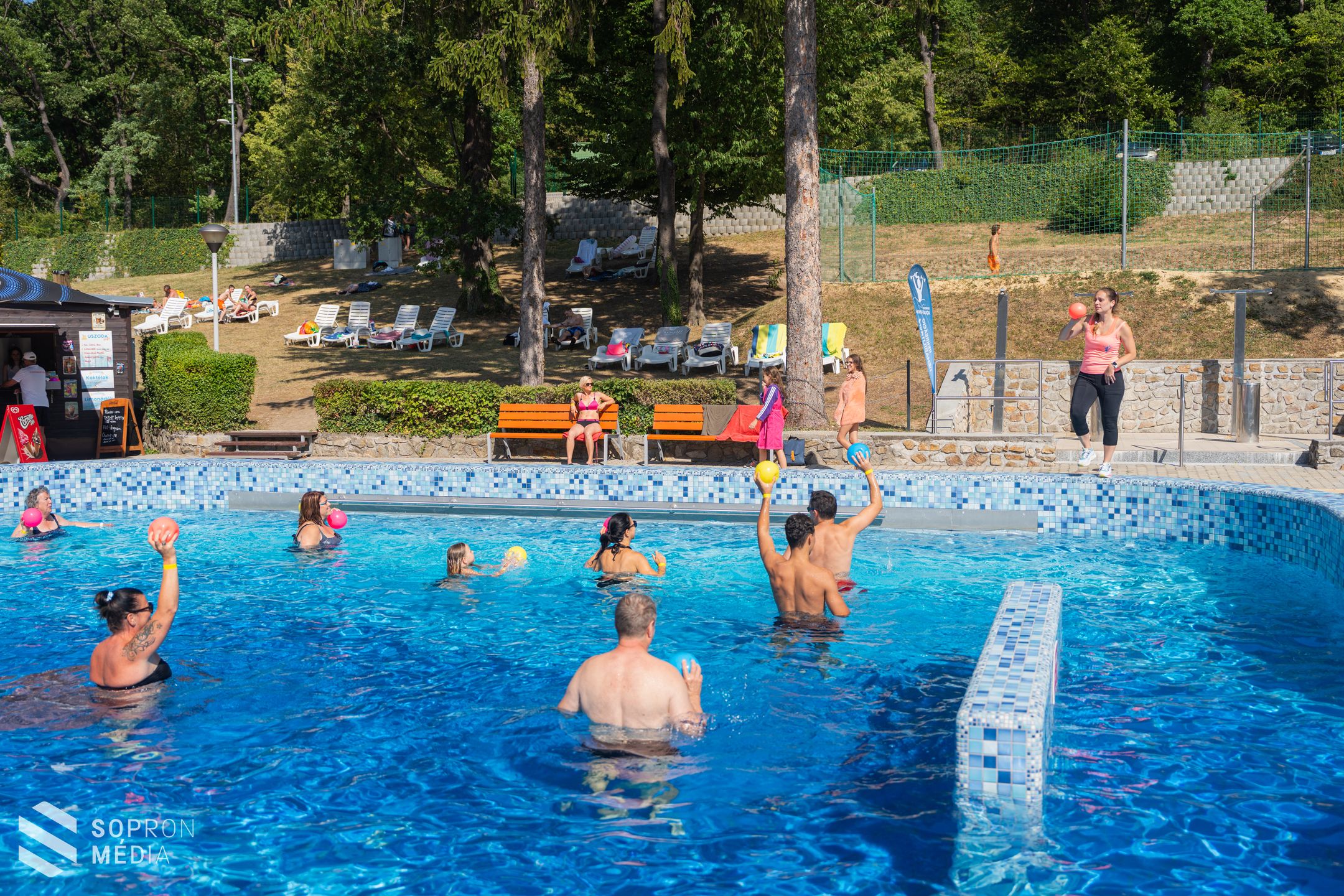 Strandok éjszakája: zenés vízitorna és táncos ritmusok a Lőver strandon