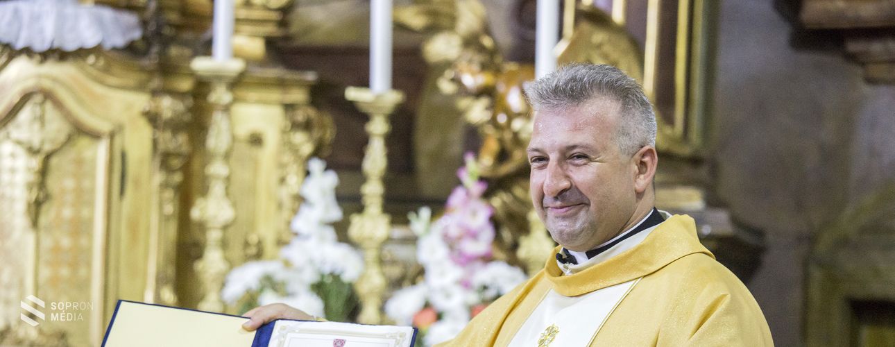 Henczel Szabolcs elbúcsúzott a várostól - Az atya átvette a Sopronért emlékérmet