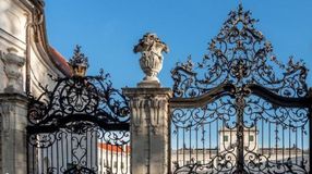 Útlezárás a kastély előtt Fertődön