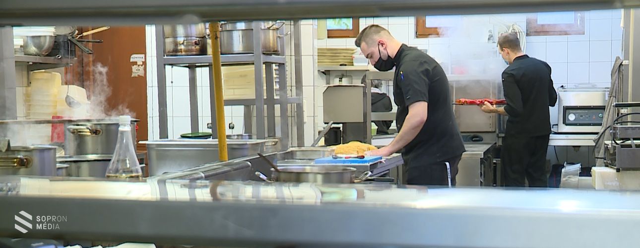 Rollereket is bevet a házhoz szállításhoz egy soproni étterem, a szállodák vendégei januárra foglalnak