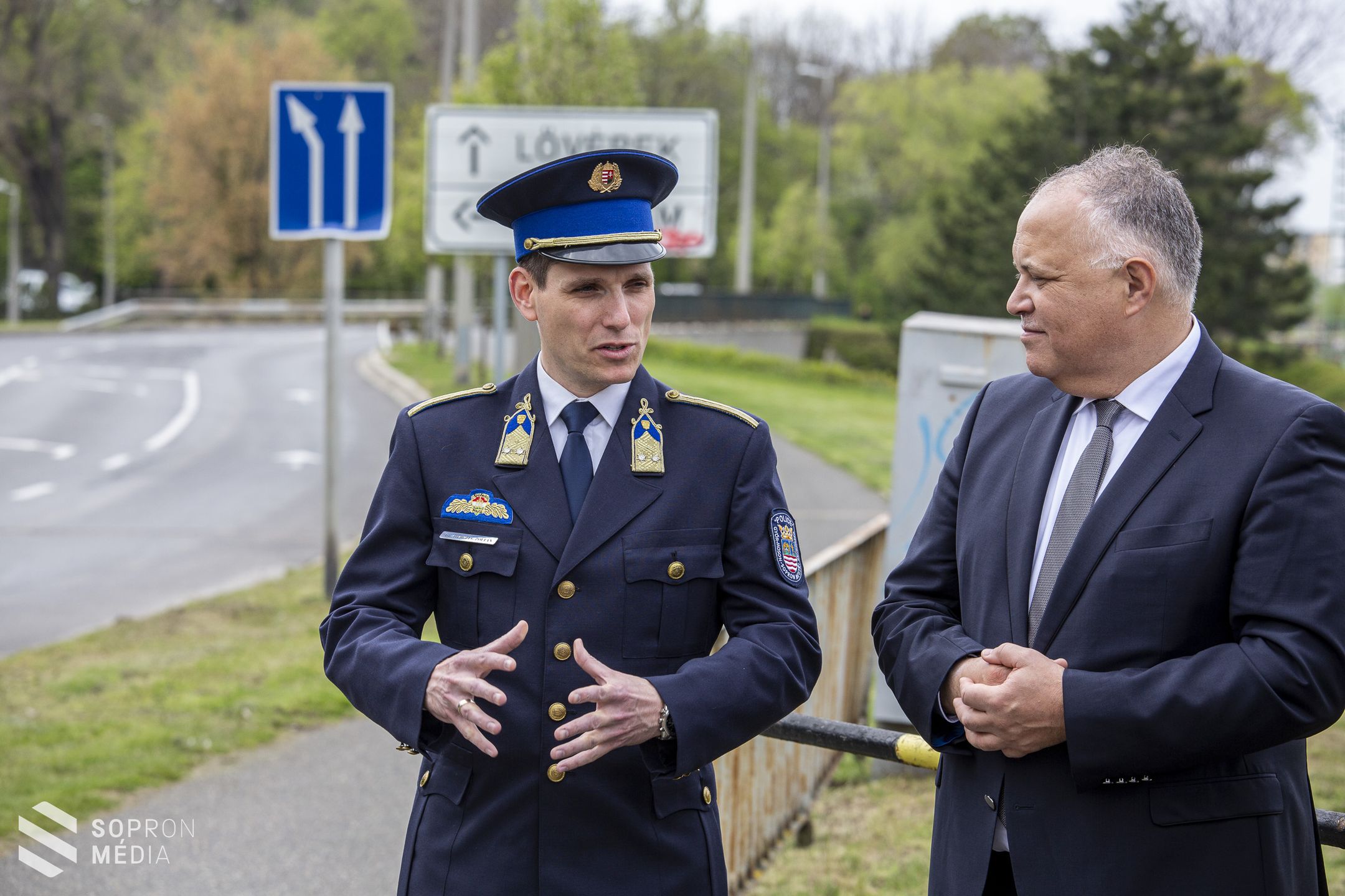 Figyelemfelkeltő feliratokkal hívják fel a figyelmet a biztonságos közlekedésre