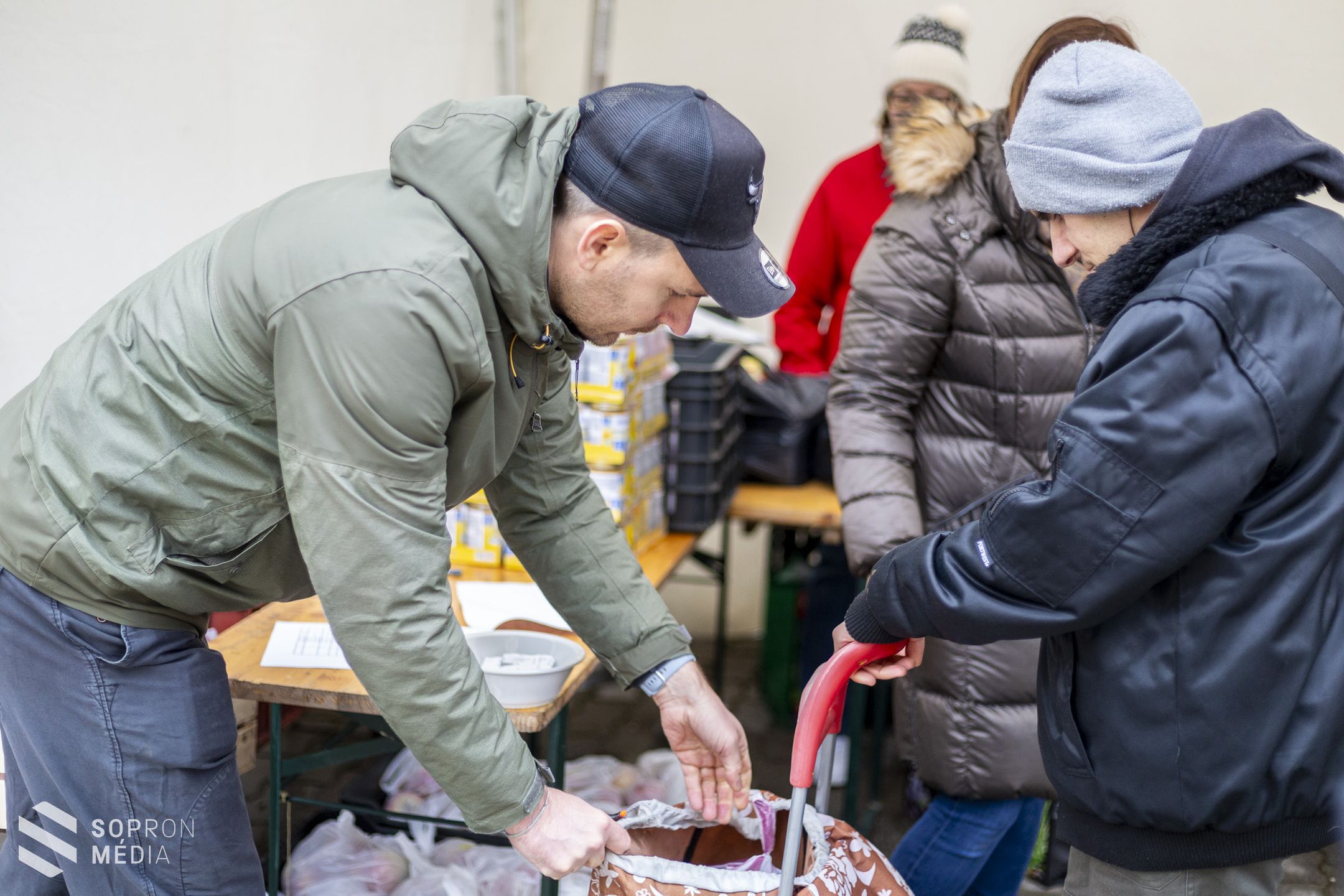 Hétszáz adag ételcsomaggal teszi szebbé a rászorulók ünnepét a Soproni Szociális Intézmény