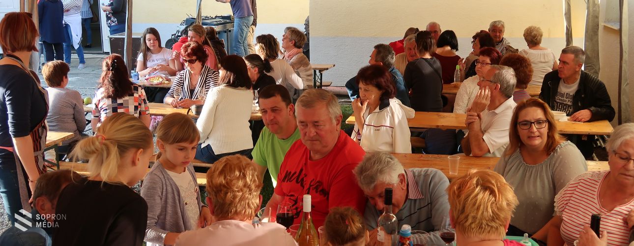 Bor és babfesztivált rendeztek Balfon