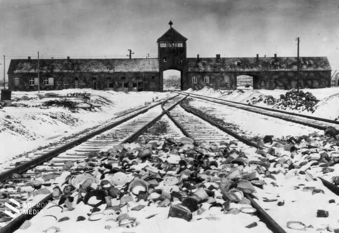 Az auschwitzi koncentrációs táborkomplexum 2. egysége, Birkenau főbejárata. Itt folytak az elgázosítások és Mengele kísérletei.