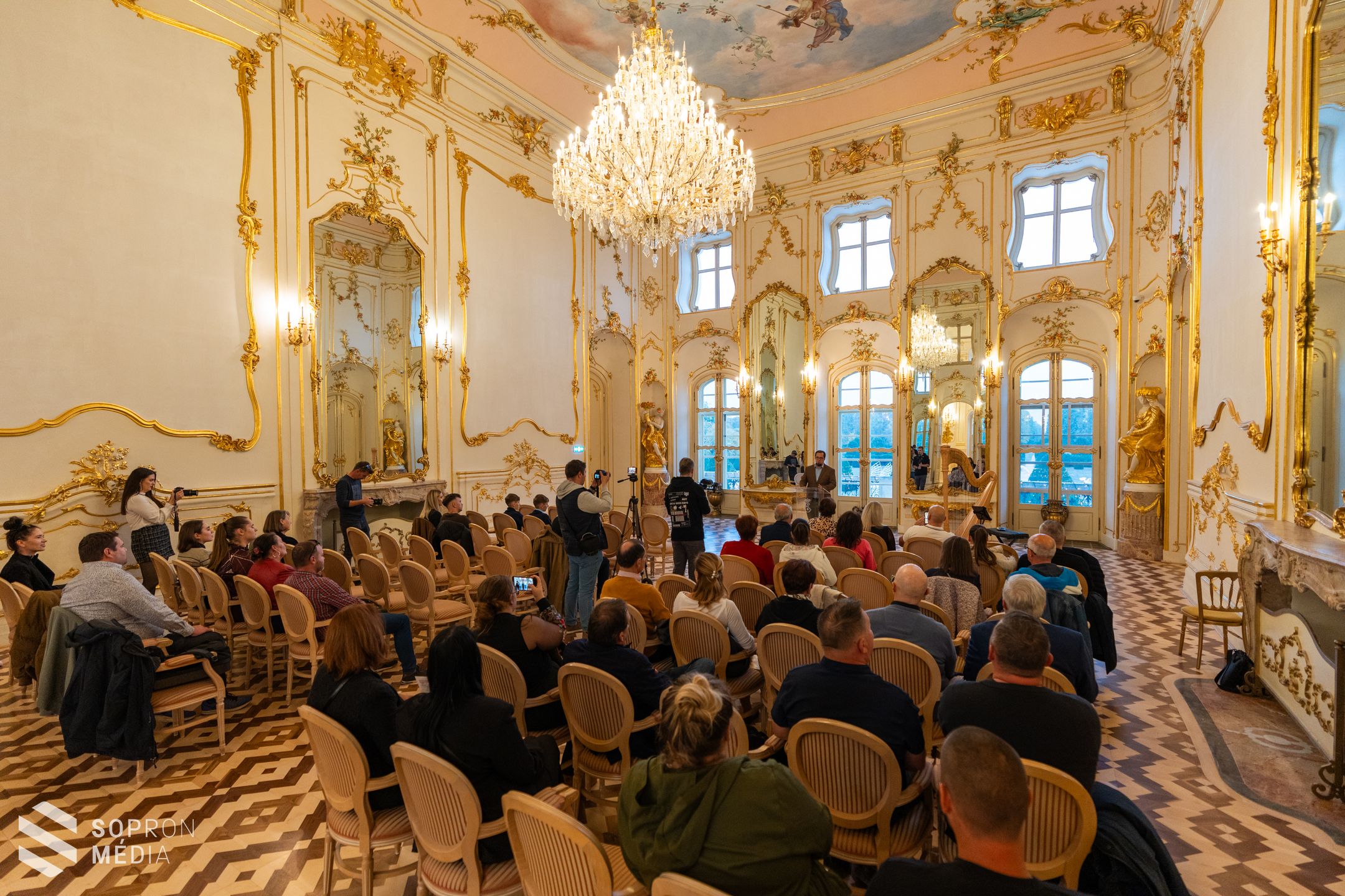 Ismét fénybe borult az Esterházy-kastély parkja
