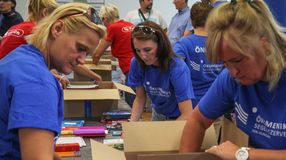 Már csak 100 iskolatáskát kell megtölteni a 1353-as adományvonalon