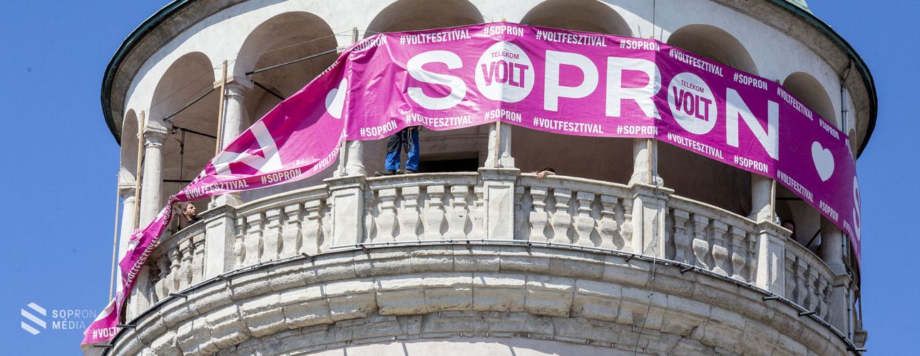 Felhelyezték a VOLT Fesztivál molinóját a Tűztoronyra!