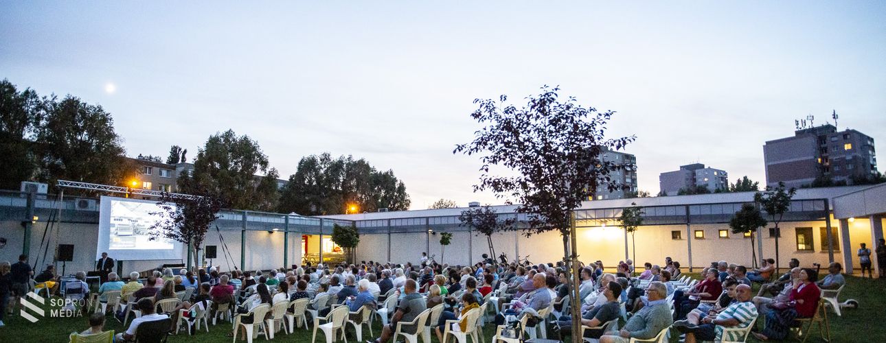 RETRO-Sopron – Megtelt a szolgáltatóház udvara péntek este a Jerevánon