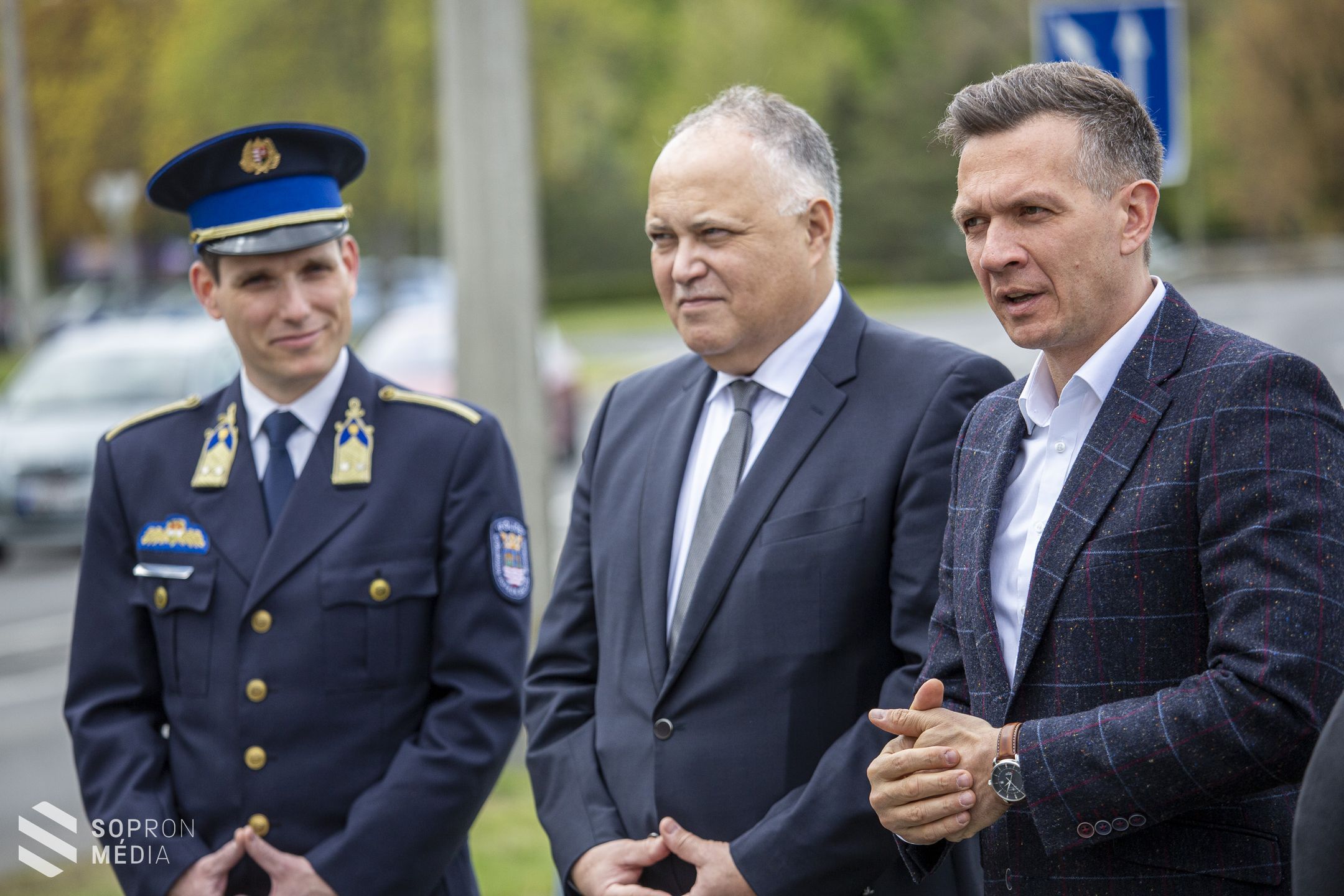 Figyelemfelkeltő feliratokkal hívják fel a figyelmet a biztonságos közlekedésre