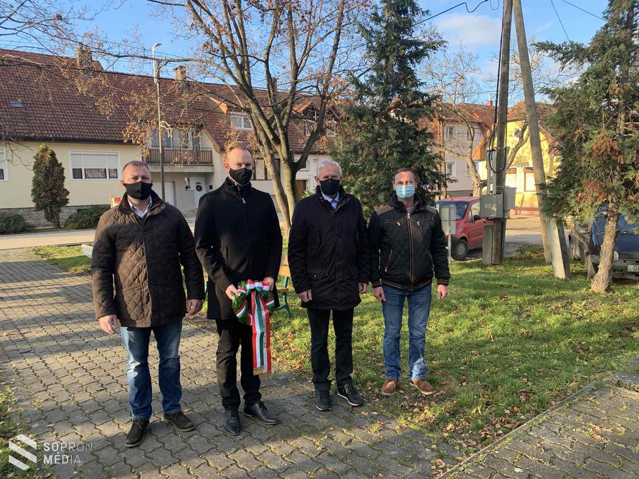Koszorúzás a népszavazás évfordulóján