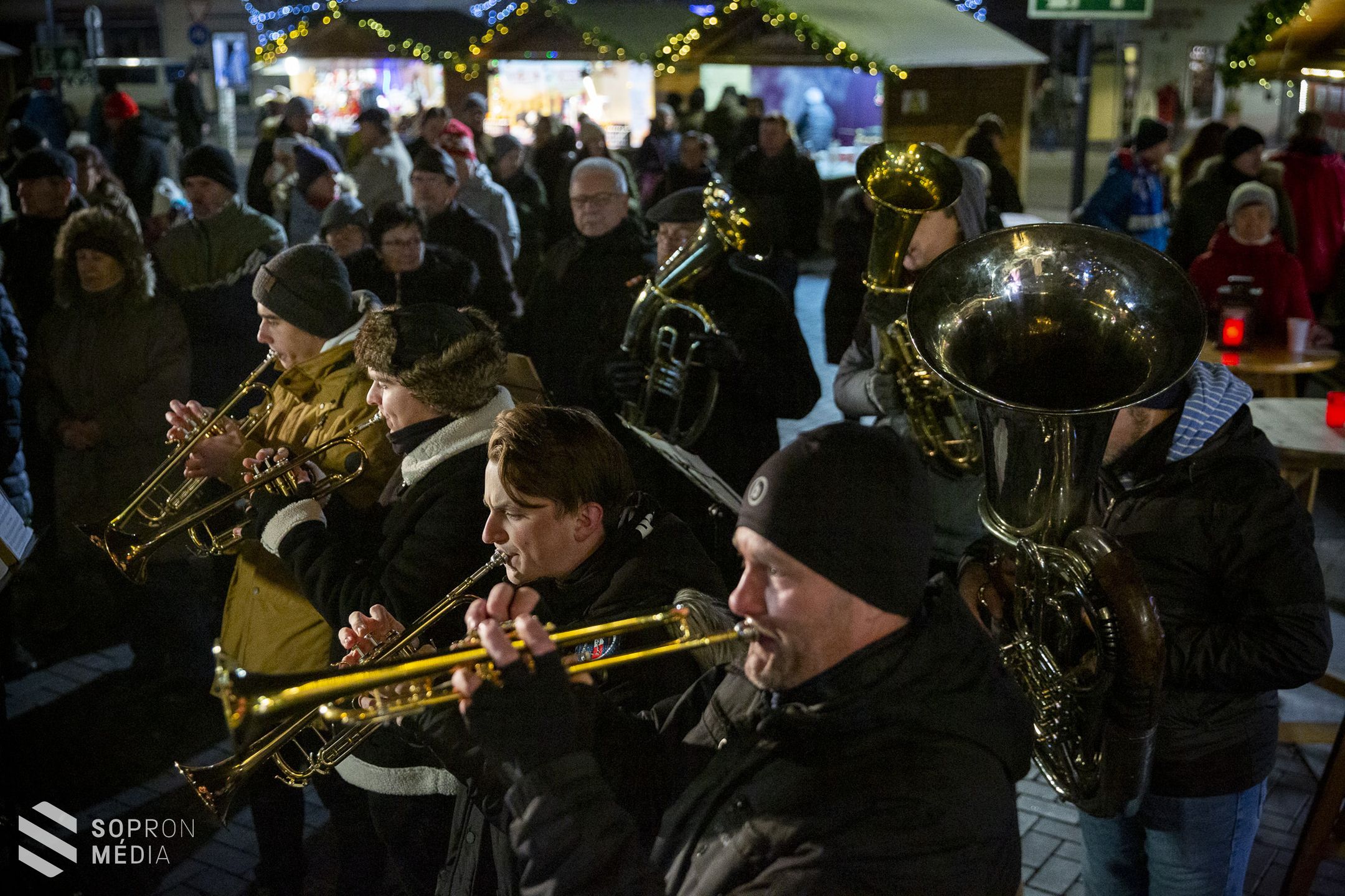 A negyedik gyertya is lángra lobbant Sopron adventi koszorúján!