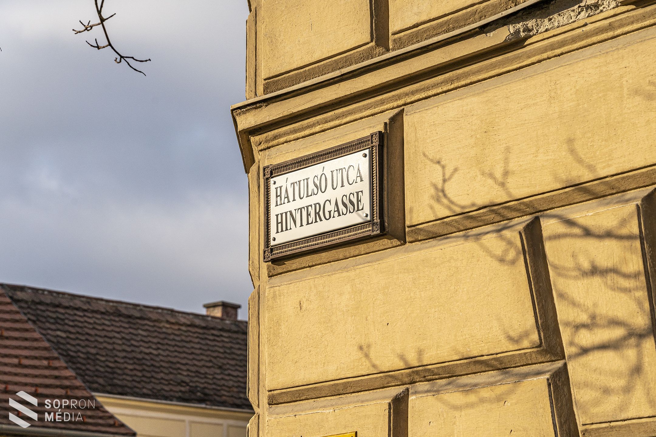 Többnyelvű utcatáblák Sopronban
