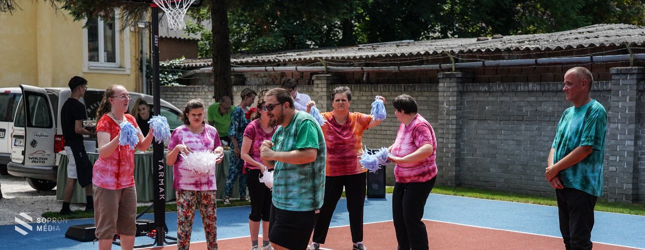 Átadták az akadálymentesített sportpályát a Soproni Szociális Intézményben