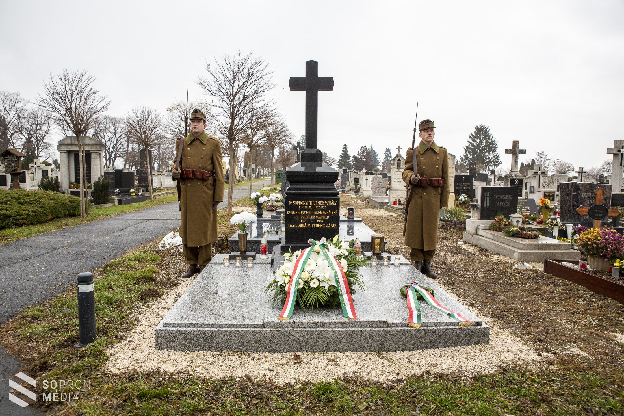 Koszorúzás és emléktábla avatás a hűség napján