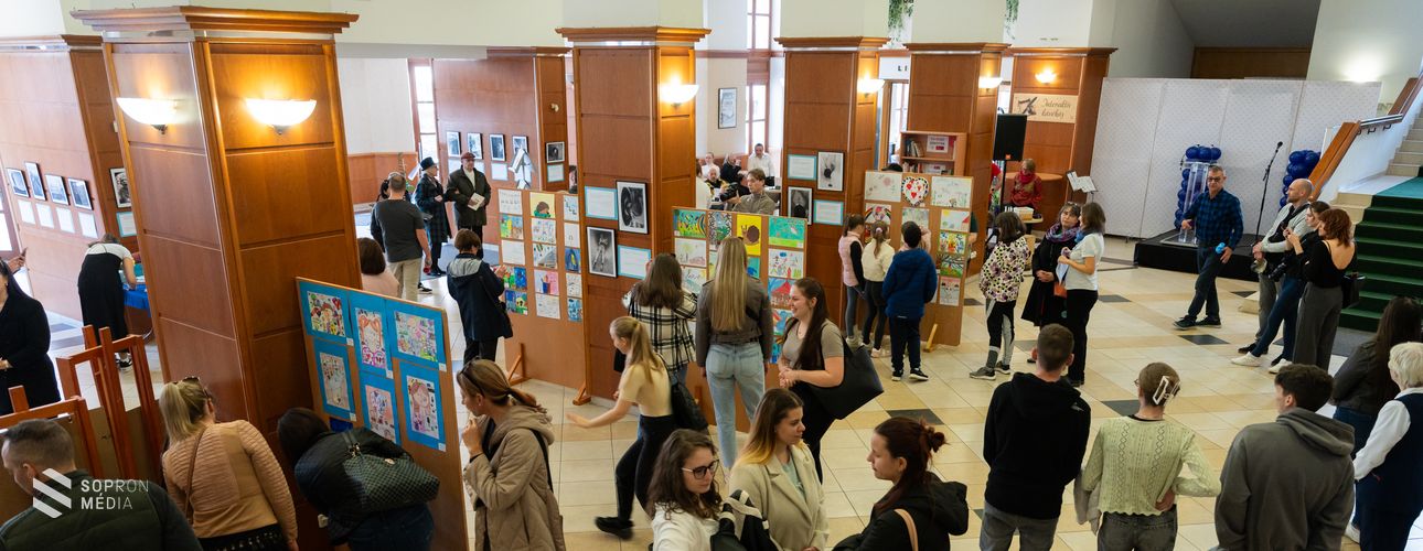 Összevont kiállítással kezdődött meg az autizmus világnapi programsorozat